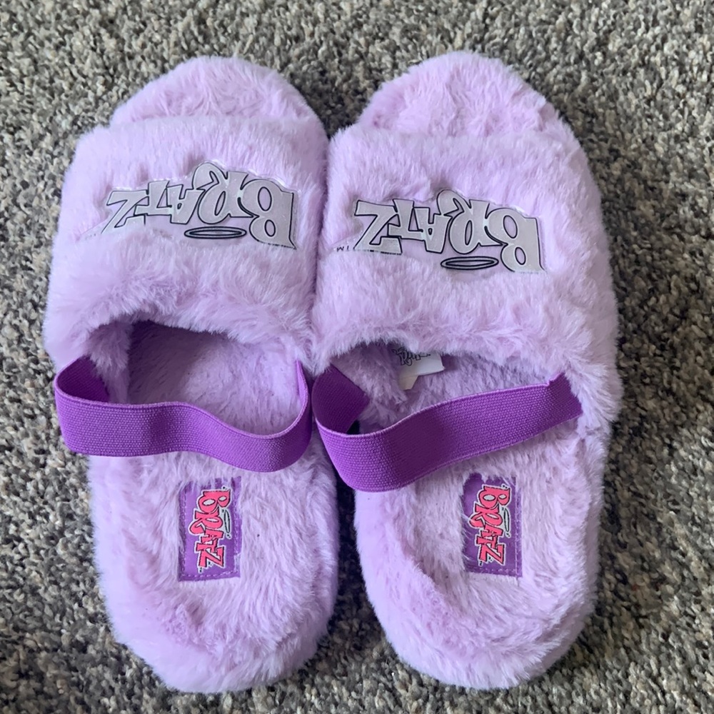 Size S/M purple faux fur Bratz slippers
